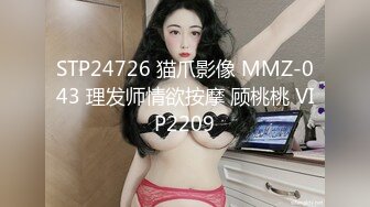 网吧老板儿子勾搭前台收银员小姐姐,深夜在网吧电脑桌上啪啪,表情十分诱人