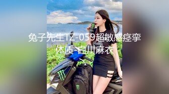 大哥强扒两个短裙少妇，强行扒光玩弄骚穴和奶子，跳蛋蹂躏口交大鸡巴，床上床下轮流爆草两女，浪叫呻吟不止