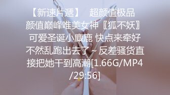 【原档首发】金发碧眼的蒂芙尼·沃森身着闪亮的黑色乳胶文胸，令人惊艳；