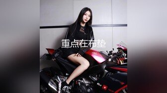 女女伴侣使用双头玩具特写